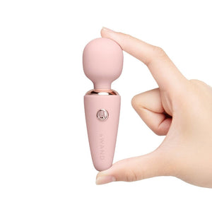 WAND mini de massage au design arrondi et finition douce, présenté en version compacte, proposé par Brigade Mondaine Paris. Sextoys Electriques