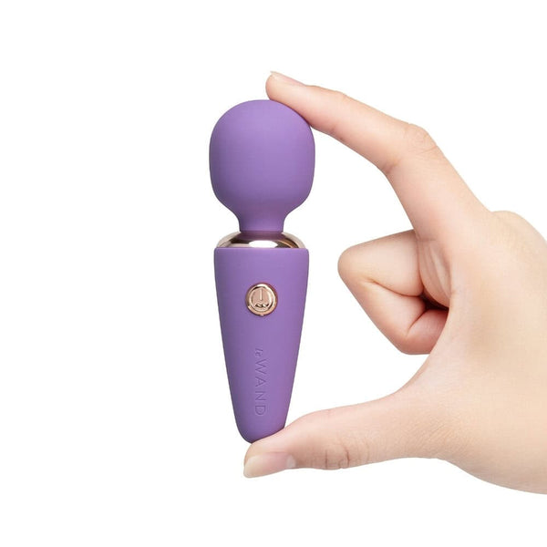 WAND mini de massage au design arrondi et finition douce, présenté en version compacte, proposé par Brigade Mondaine Paris. Sextoys Electriques