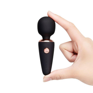Wand mini de massage au design arrondi et finition douce, présenté en version compacte, proposé par Brigade Mondaine Paris. Sextoys Electriques