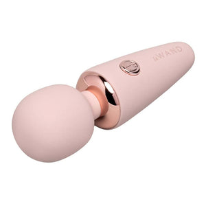 WAND mini de massage au design arrondi et finition douce, présenté en version compacte, proposé par Brigade Mondaine Paris. Sextoys Electriques