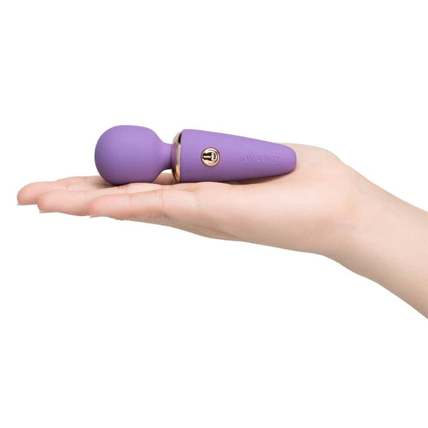WAND mini de massage au design arrondi et finition douce, présenté en version compacte, proposé par Brigade Mondaine Paris. Sextoys Electriques