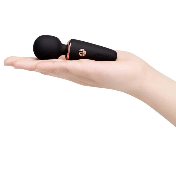 Wand mini de massage au design arrondi et finition douce, présenté en version compacte, proposé par Brigade Mondaine Paris. Sextoys Electriques