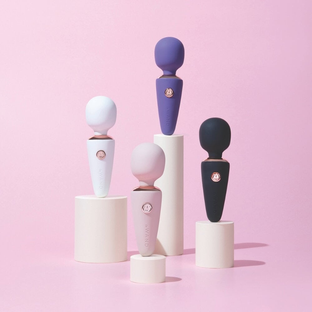WAND mini de massage au design arrondi et finition douce, présenté en version compacte, proposé par Brigade Mondaine Paris. Sextoys Electriques