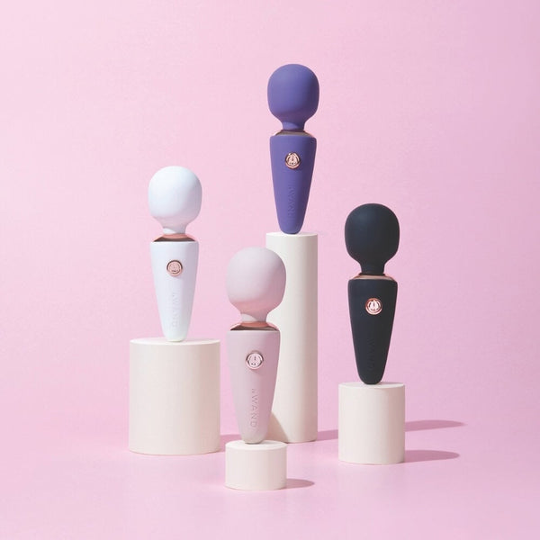 WAND mini de massage au design arrondi et finition douce, présenté en version compacte, proposé par Brigade Mondaine Paris. Sextoys Electriques