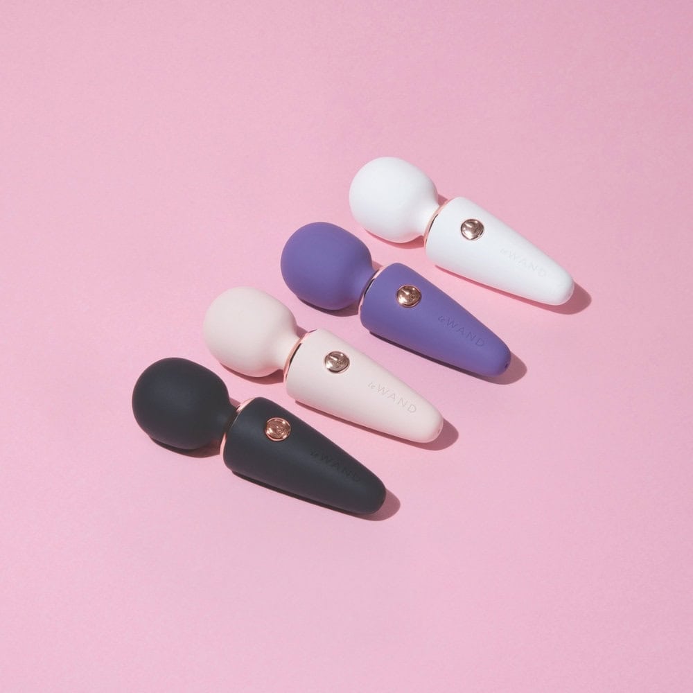 WAND mini de massage au design arrondi et finition douce, présenté en version compacte, proposé par Brigade Mondaine Paris. Sextoys Electriques