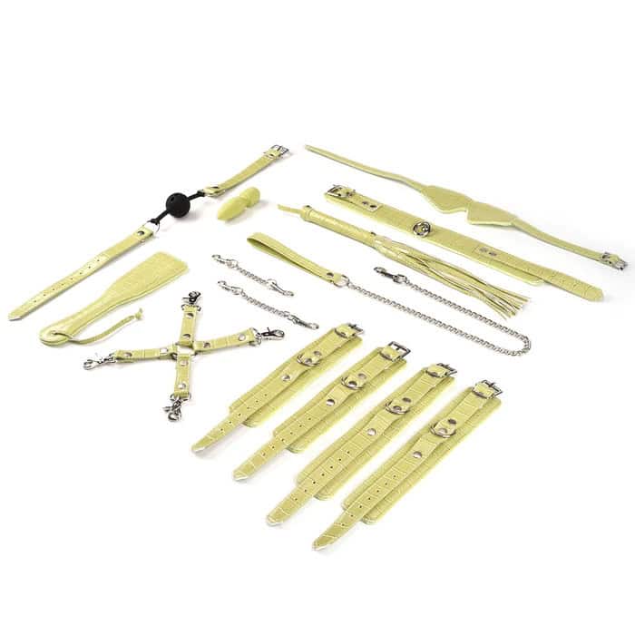 Kit de Bondage Macaron Jaune Melon LIEBE SEELE, 9 pièces : bandeau, bâillon-boule, collier avec laisse, menottes poignets et chevilles, paddle, flogger, hogtie, mini masseur, similicuir jaune melon, boucles ajustables.