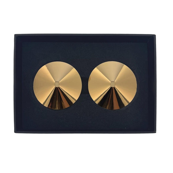 Paire de cache-tétons Seduction en métal doré à surface circulaire et finition brillante, présentés sur fond blanc dans une esthétique minimaliste et soignée.
