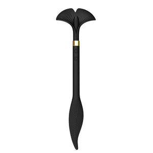 Stimulateur intime noir à la forme ergonomique, présenté avec un pochon de rangement noir siglé, photographié sur fond blanc dans une mise en scène épurée et raffinée.