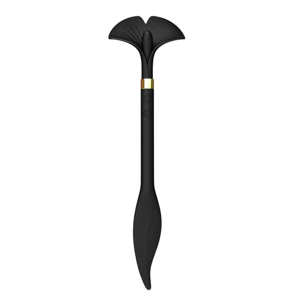 Stimulateur intime noir à la forme ergonomique, présenté avec un pochon de rangement noir siglé, photographié sur fond blanc dans une mise en scène épurée et raffinée.
