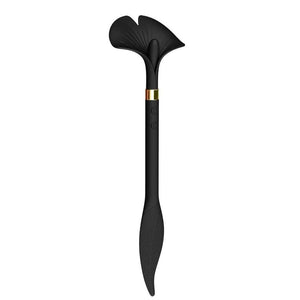 Stimulateur intime noir à la forme ergonomique, présenté avec un pochon de rangement noir siglé, photographié sur fond blanc dans une mise en scène épurée et raffinée.