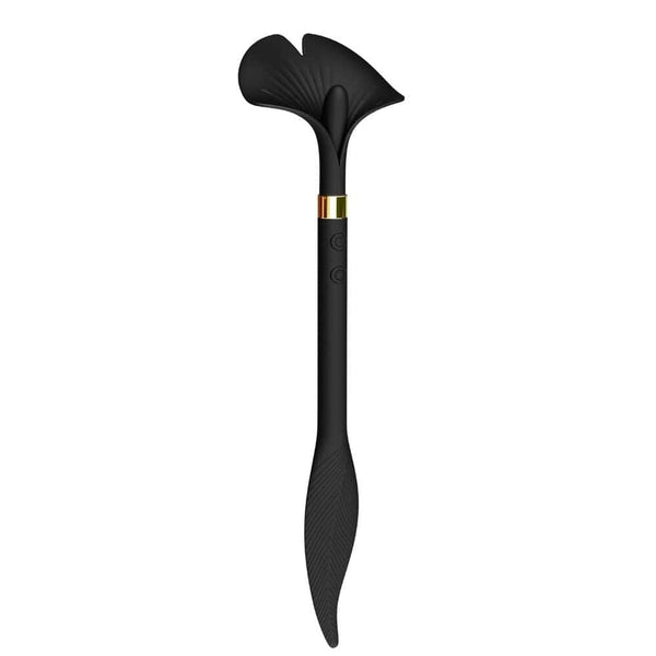 Stimulateur intime noir à la forme ergonomique, présenté avec un pochon de rangement noir siglé, photographié sur fond blanc dans une mise en scène épurée et raffinée.