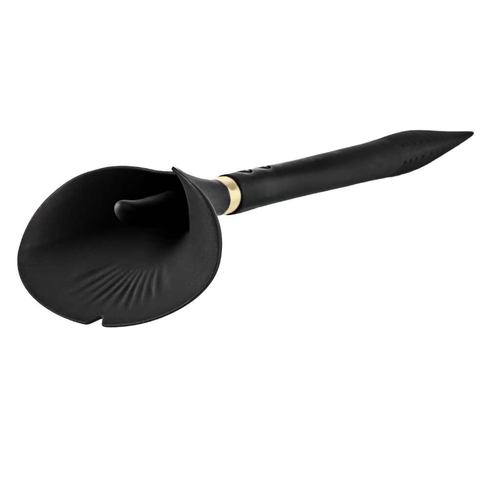 Stimulateur intime noir à la forme ergonomique, présenté avec un pochon de rangement noir siglé, photographié sur fond blanc dans une mise en scène épurée et raffinée.
