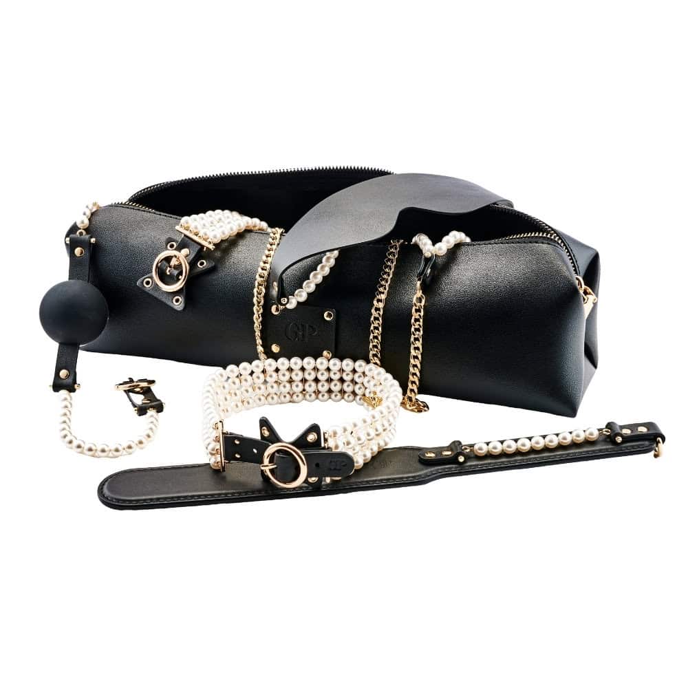 Trousse de rangement en cuir noir avec fermeture zippée et détails raffinés, accessoire de rangement sélectionné par Brigade Mondaine Paris.