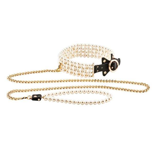 Laisse et collier en cuir noir avec perles et chaîne dorée, porté sur modèle, création élégante proposée par Brigade Mondaine Paris.