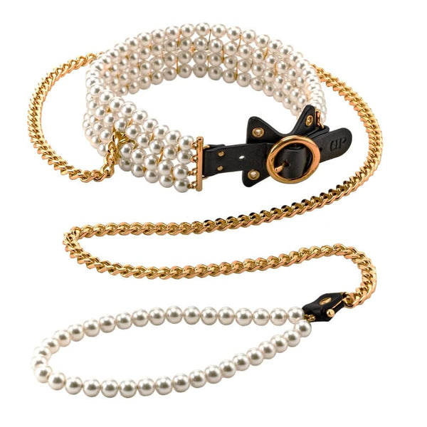Laisse et collier en cuir noir avec perles et chaîne dorée, porté sur modèle, création élégante proposée par Brigade Mondaine Paris.