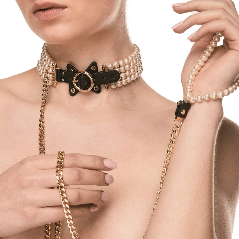Laisse et collier en cuir noir avec perles et chaîne dorée, porté sur modèle, création élégante proposée par Brigade Mondaine Paris.