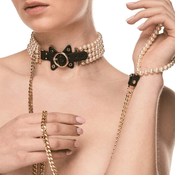 Laisse et collier en cuir noir avec perles et chaîne dorée, porté sur modèle, création élégante proposée par Brigade Mondaine Paris.