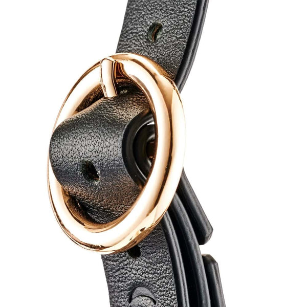 Masque BDSM en cuir noir avec bordures perlées et finitions dorées, accessoire de privation visuelle haut de gamme sélectionné par Brigade Mondaine Paris.