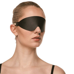 Masque BDSM en cuir noir avec bordures perlées et finitions dorées, accessoire de privation visuelle haut de gamme sélectionné par Brigade Mondaine Paris.