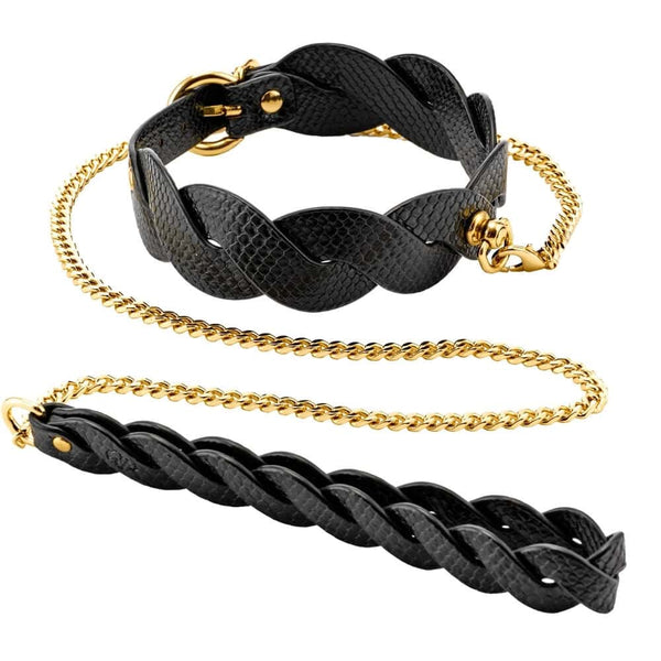 Modèle portant un collier BDSM noir texturé avec chaîne dorée et dragonne assortie, accessoire de contrainte proposé par Brigade Mondaine Paris.