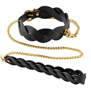 Modèle portant un collier BDSM noir texturé avec chaîne dorée et dragonne assortie, accessoire de contrainte proposé par Brigade Mondaine Paris.