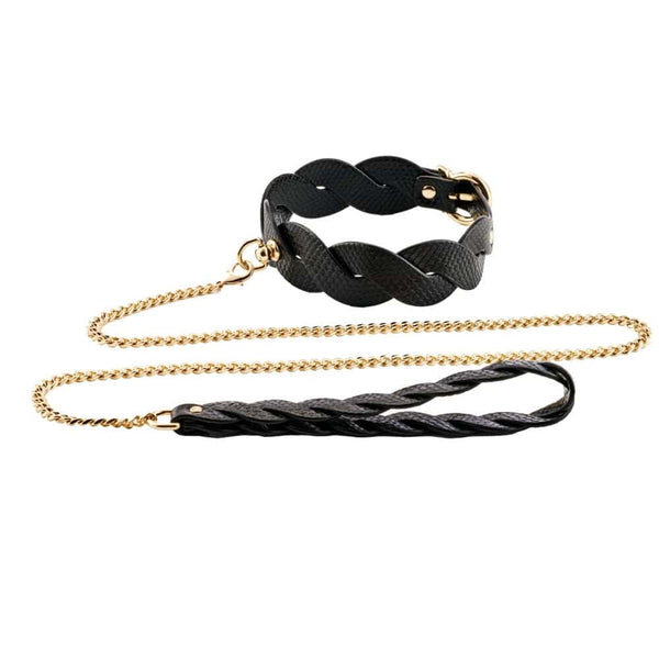 Modèle portant un collier BDSM noir texturé avec chaîne dorée et dragonne assortie, accessoire de contrainte proposé par Brigade Mondaine Paris.