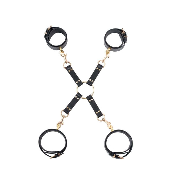 Hogtie BDSM en cuir noir composé de quatre sangles reliées par un anneau central doré, équipé de mousquetons métalliques pour la fixation.