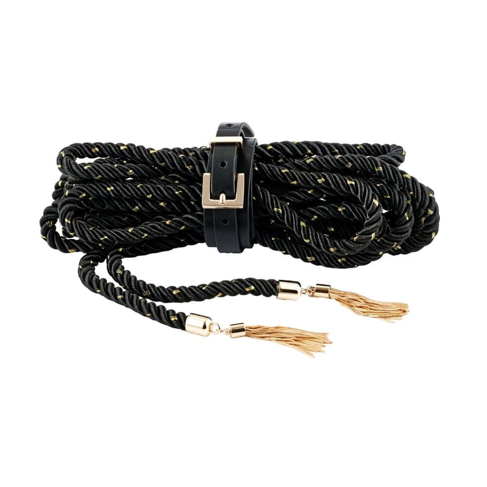 Corde BDSM noire torsadée avec incrustations dorées, fermée par une lanière en cuir et une boucle métallique, dotée de finitions dorées et pompons, présentée sur fond noir.