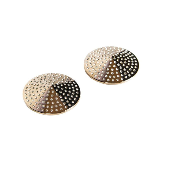 Paire de cache-tétons dorés circulaires ornés de strass brillants, présentés dans un écrin noir sur fond blanc, avec une esthétique élégante et minimaliste.