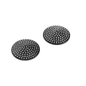 Paire de cache-tétons noirs circulaires ornés de strass brillants, présentés dans un écrin noir sur fond blanc, avec une esthétique élégante et minimaliste.
