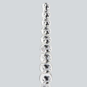 Dildo en verre transparent composé de formes sphériques alignées, présenté verticalement sur fond blanc, avec une finition lisse et brillante.