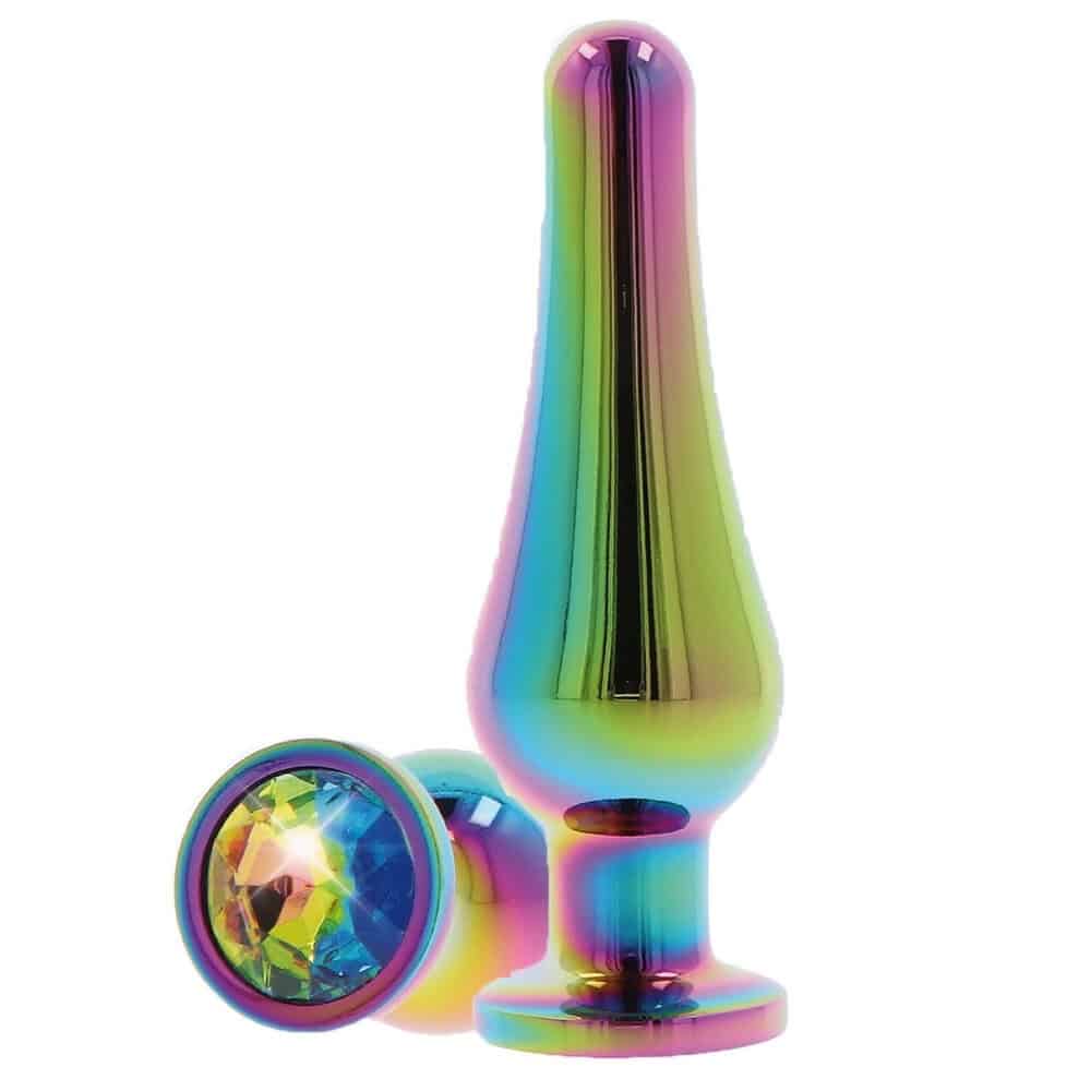 Plug anal long en verre irisé multicolore, à la forme allongée et lisse, avec une base facettée assurant stabilité et finition brillante, présenté sur fond blanc.