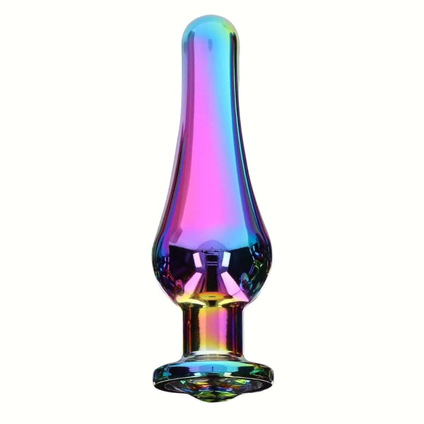Plug anal long en verre irisé multicolore, à la forme allongée et lisse, avec une base facettée assurant stabilité et finition brillante, présenté sur fond blanc.
