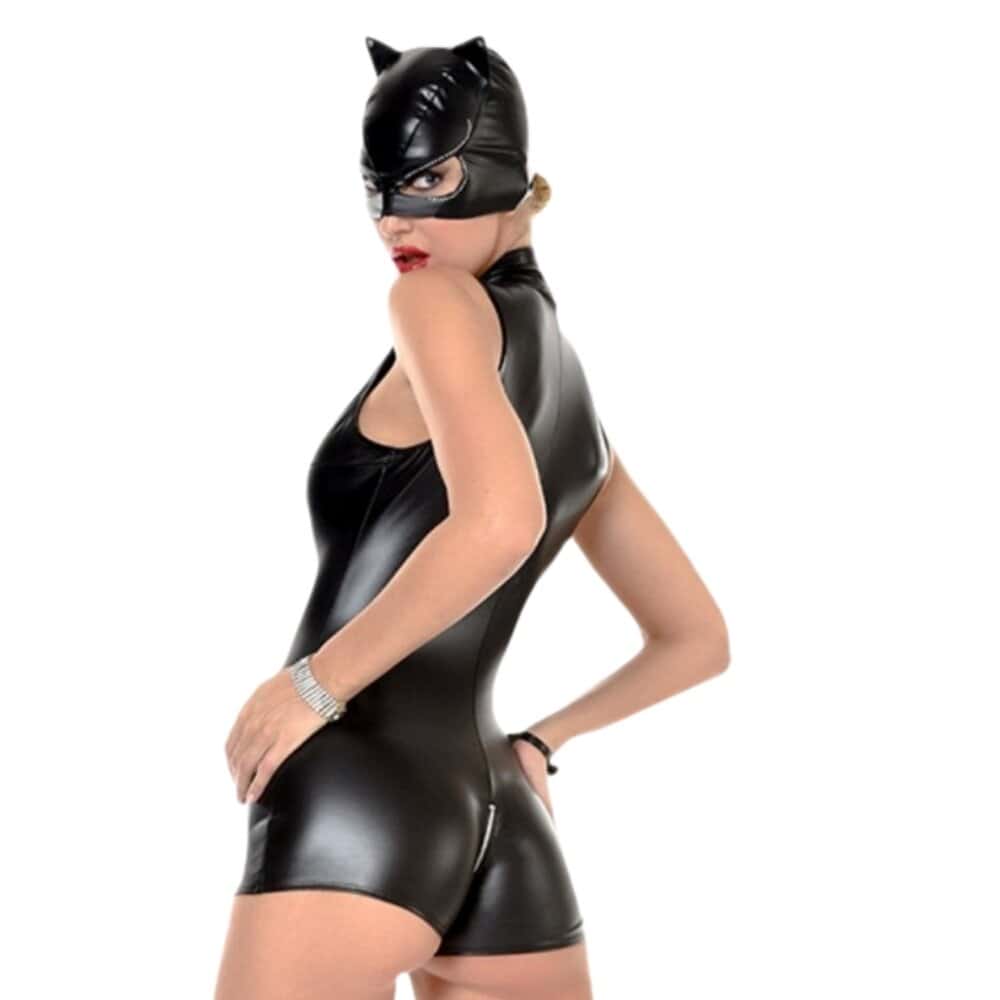 Masque chat wetlook CATANZARO noir porté avec une combinaison assortie, accessoire au style félin et audacieux proposé par Brigade Mondaine, sur fond blanc.