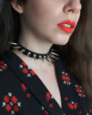 Choker 86137 porté par une femme avec rouge à lèvres rouge et haut à motif rouge et blanc.