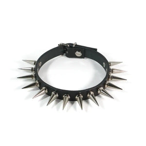 Vue de devant du choker 86137 sur fond blanc, orné de spikes métalliques. Il mesure 1,5 cm de largeur et 26 mm de longueur pour une touche audacieuse et élégante.
