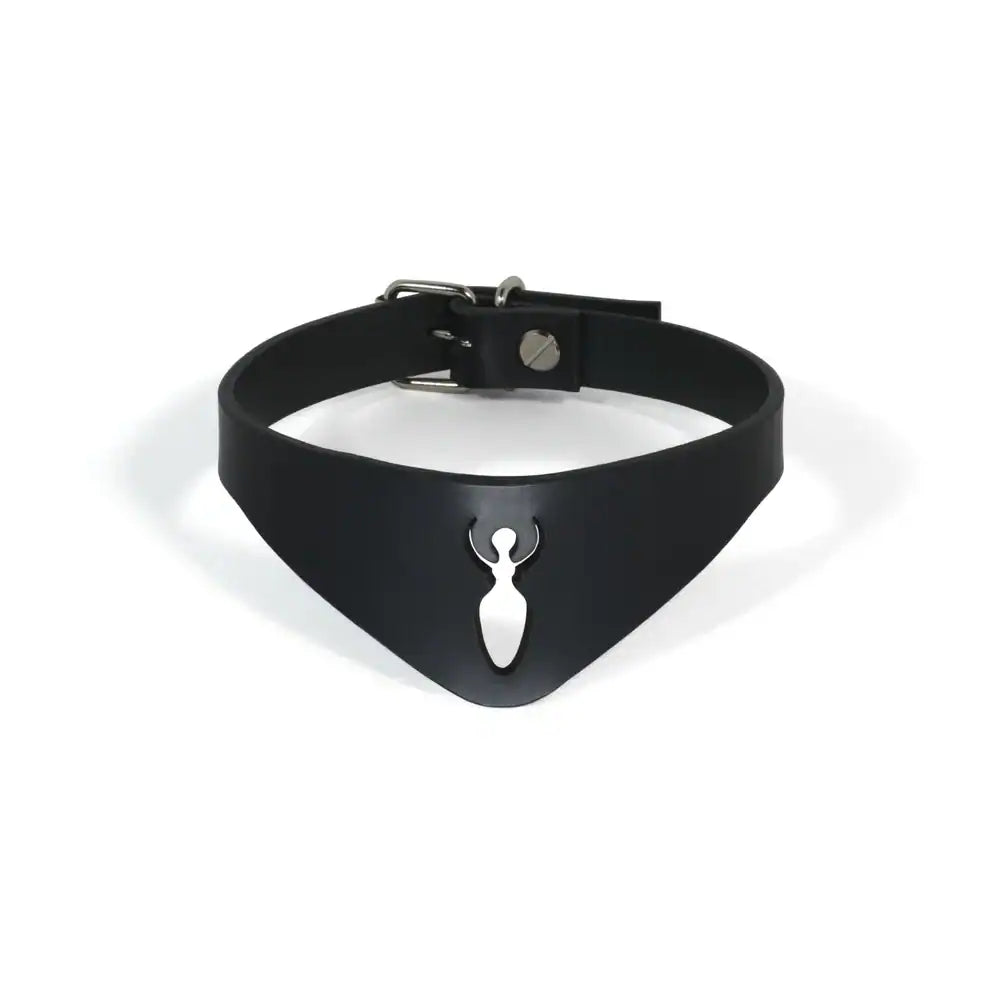 Le choker 86853, confectionné en cuir pleine fleur, orné de quincaillerie nickelée et découpé au laser avec un motif Spiral Goddess, est réglable à l'arrière grâce à une boucle pour un ajustement parfait.