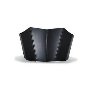 Corset 71458 noir porté sur fond blanc, confectionné en cuir pleine fleur rigide avec une coupe géométrique qui souligne la taille et la poitrine. Le système de laçage discret à l'arrière et la finition épurée ajoutent une touche élégante.