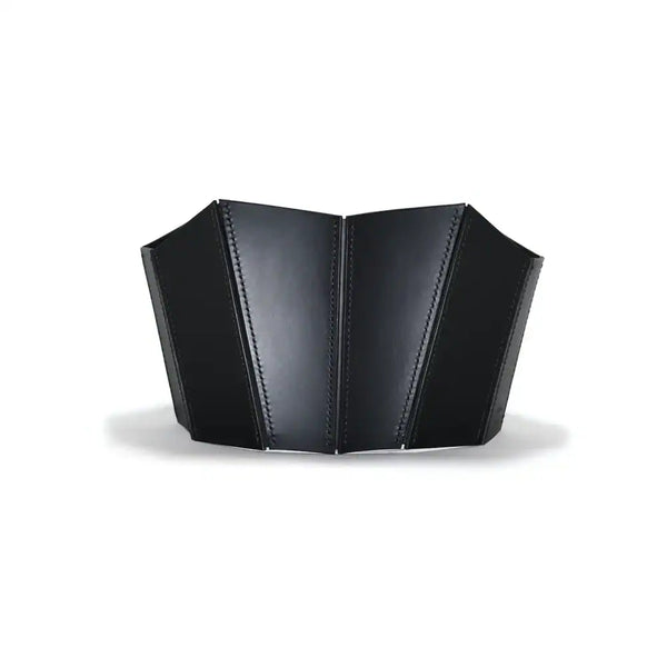 Corset 71458 noir porté sur fond blanc, confectionné en cuir pleine fleur rigide avec une coupe géométrique qui souligne la taille et la poitrine. Le système de laçage discret à l'arrière et la finition épurée ajoutent une touche élégante.
