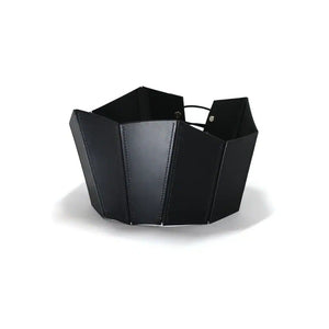 Corset 71458 noir porté sur fond blanc, confectionné en cuir pleine fleur rigide avec une coupe géométrique qui souligne la taille et la poitrine. Le système de laçage discret à l'arrière et la finition épurée ajoutent une touche élégante.