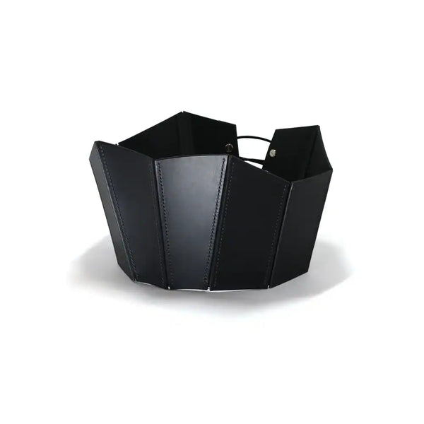 Corset 71458 noir porté sur fond blanc, confectionné en cuir pleine fleur rigide avec une coupe géométrique qui souligne la taille et la poitrine. Le système de laçage discret à l'arrière et la finition épurée ajoutent une touche élégante.