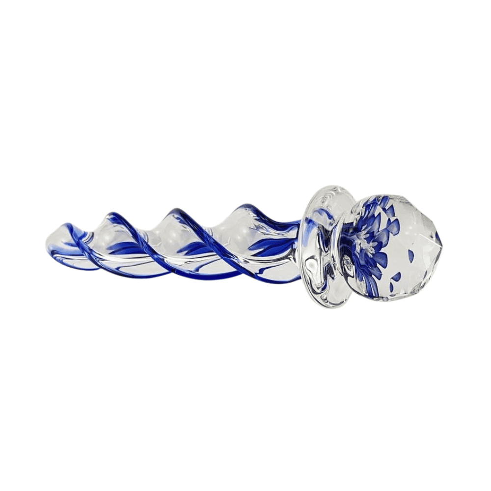 Photographie sur fond blanc, packshot, dildo de verre, transparent avec forme de spirale et fleure de peinture bleu et blanche à l’intérieur.