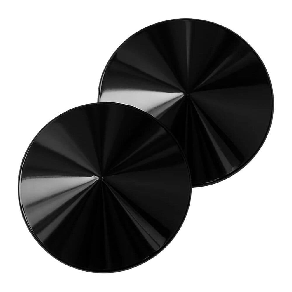 Modèle portant des cache-tétons noirs Seduction à surface lisse avec pointe conique centrale, photographiée sur fond blanc dans une mise en scène épurée et contemporaine.