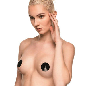 Modèle portant des cache-tétons noirs Seduction à surface lisse avec pointe conique centrale, photographiée sur fond blanc dans une mise en scène épurée et contemporaine.