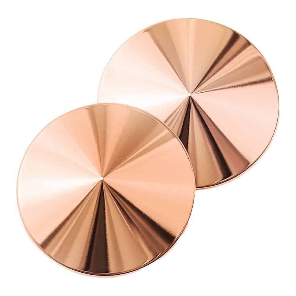 Paire de cache-tétons Seduction en métal doré à surface circulaire et finition brillante, présentés sur fond blanc dans une esthétique minimaliste et soignée.
