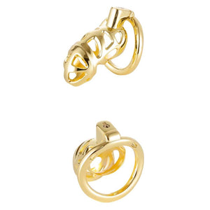 Cage de chasteté en métal doré poli avec anneau de fixation, présentée sur fond blanc, sélection Brigade Mondaine Paris.
