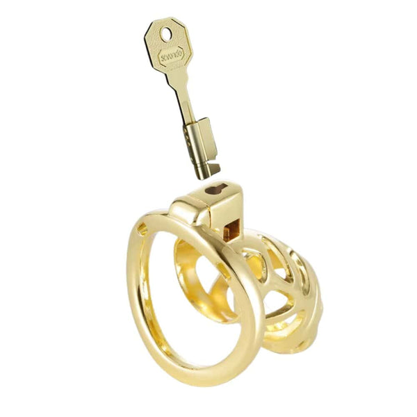 Cage de chasteté en métal doré poli avec anneau de fixation, présentée sur fond blanc, sélection Brigade Mondaine Paris.