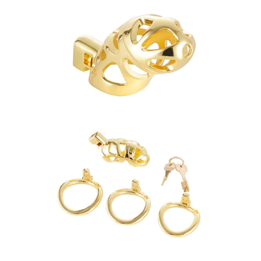 Cage de chasteté en métal doré poli avec anneau de fixation, présentée sur fond blanc, sélection Brigade Mondaine Paris.
