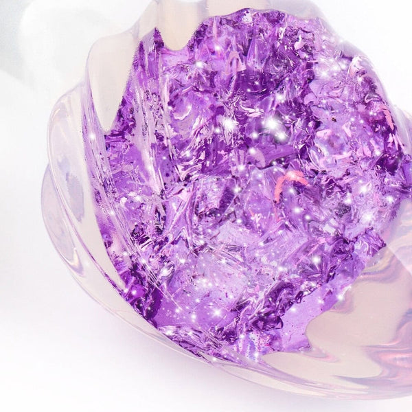 Plug en cristal translucide avec base évasée et texture interne brillante, accessoire proposé par Brigade Mondaine Paris.