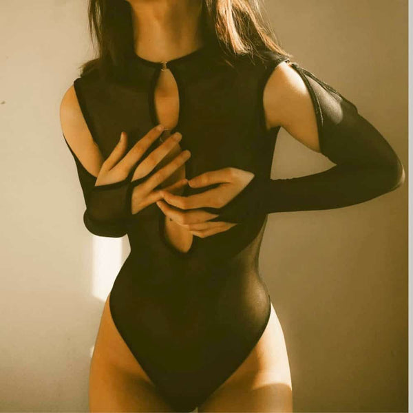 Body lingerie noir manches longues avec découpes centrales porté par modèle féminin